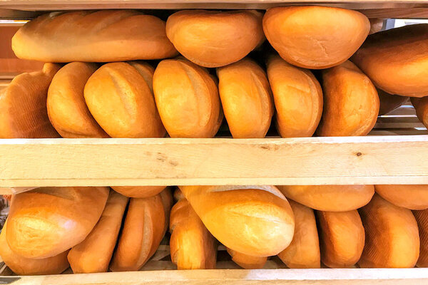 Свежий пшеничный хлеб на полках в магазине. Много хлеба на стойках
.
