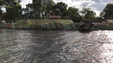 Batık gemi kıyıya yakın Dinyeper Nehri 'nde, yan yatıyordu, yarısı suya batmıştı..