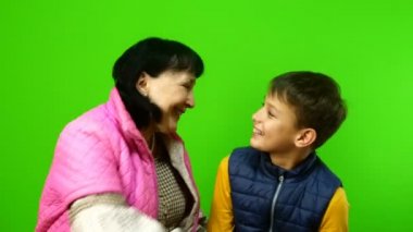 Karantina sırasında kendini izole etme. Aile içinde çocuklarla zaman geçirmek ve eğlenmek. Komik büyükanne ve torun koruyucu sağlık maskelerini çıkarıp oynaştılar. Krom anahtar.