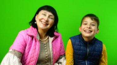 Karantina sırasında kendini izole etme. Aile içinde çocuklarla zaman geçirmek ve eğlenmek. Komik büyükanne ve torun koruyucu sağlık maskelerini çıkarıp oynaştılar. Krom anahtar.