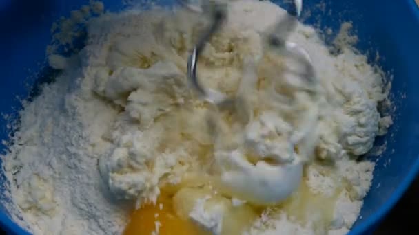 Mehl, Eier, Zucker, Hüttenkäse, saure Sahne werden dem Hüttenkäse zu einer Torte oder einem Plätzchen hinzugefügt. Hausgemachtes Backen. Nahaufnahme. — Stockvideo