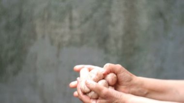 Hazırlıklar ev yapımı sosisler. Adım adım. Çiğ sosisler elle yağlanır ya da yağ ile pişirilir ve daha iyi et dağılımı için kırışır. Kapat..