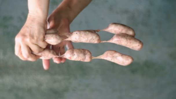 Preparaciones salchichas caseras. Paso a paso. Las salchichas crudas se engrasan manualmente con grasa o aceite de cocina y se desmenuzan para una mejor distribución de la carne picada. Vertical . — Vídeo de stock