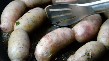 Hazırlıklar ev yapımı sosisler. Adım adım. Domuz eti ya da tavuk eti sosisi kızgın tavada kızartılır. Kaynayan sebze ya da zeytinyağında. Ev yapımı fast food. Kapat..