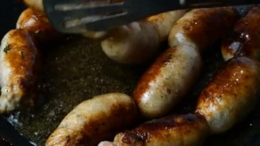Hazırlıklar ev yapımı sosisler. Adım adım. Domuz eti ya da tavuk eti sosisi kızgın tavada kızartılır. Kaynayan sebze ya da zeytinyağında. Ev yapımı fast food. Kapat..
