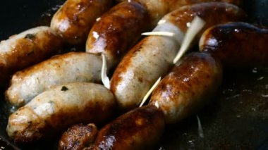 Hazırlıklar ev yapımı sosisler. Adım adım. Domuz eti ya da tavuk sosisi haşlanmış sebze ya da zeytinyağında kızartma tavasında kızartılır ve rendelenmiş peynir serpiştirilir. Ev yapımı fast food. Kapat..