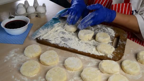 A mulher mãos fez a massa de farinha, para a preparação de biscoitos ou bolos de queijo e come o engarrafamento da colher de chá. Close-up . — Vídeo de Stock