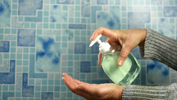 Traitez les mains avec un antiseptique ou du savon d'infection. Hygiène des mains pendant le coronavirus Covid-19. Concept de prévention antibactérienne des germes. Gros plan . — Video