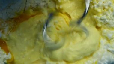 Hamur, blender ya da mikserle yenir. Turta ya da kurabiye yapmak için. Ev yapımı pişirme. Yakın plan..