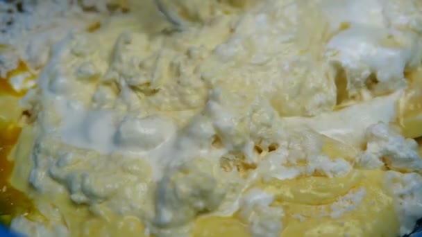 Teig mit Mixer oder Mixer schlagen, um Kuchen oder Plätzchen zu backen. Hausgemachtes Backen. Zeitlupe. Nahaufnahme. — Stockvideo