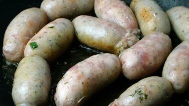 Hazırlıklar ev yapımı sosisler. Adım adım. Domuz eti ya da tavuk eti sosisi kızgın tavada kızartılır. Kaynayan sebze ya da zeytinyağında. Ev yapımı fast food. Kapat..