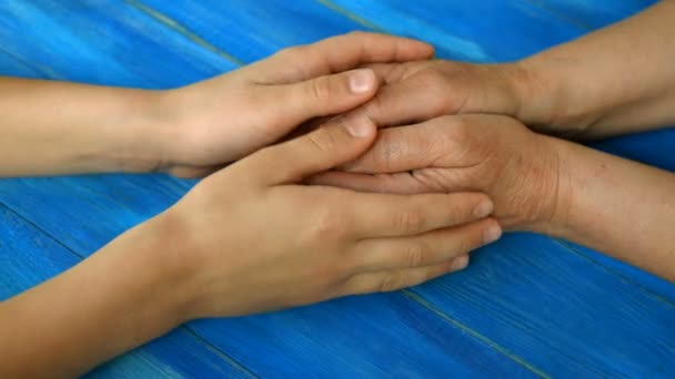 La mano da bambini dà in donne la mano il cuore peluche rosso. Concetto di unità e amore nella famiglia. Primo piano . — Video Stock