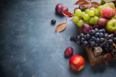 Sonbahar meyve ve sebze ahşap arka plan üzerinde