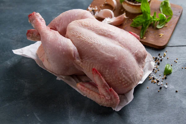Свежий цыпленок со специями на винтажном фоне — стоковое фото