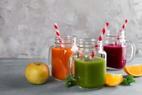 Färsk juice i burken för detox eller hälsosam livsstil — Stockfoto