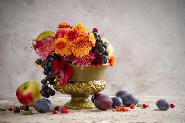 Vas med höstens blommor och frukt — Stockfoto