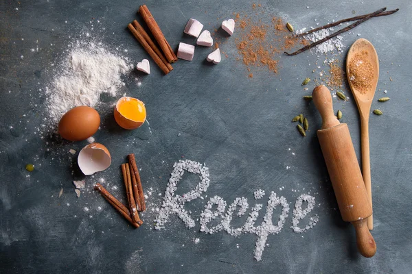 Ξύλινα σκεύη κουζίνας με μπαχαρικά και συνταγή λέξη — Φωτογραφία Αρχείου