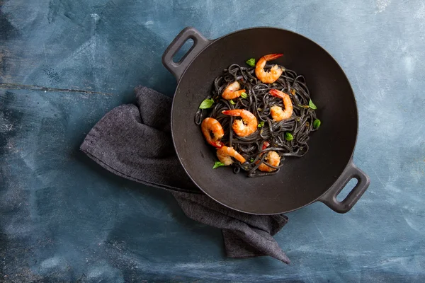 Чёрные спагетти с креветками , — стоковое фото
