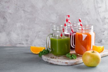 Detoks ya da sağlıklı bir yaşam tarzı için kavanoza taze meyve suyu