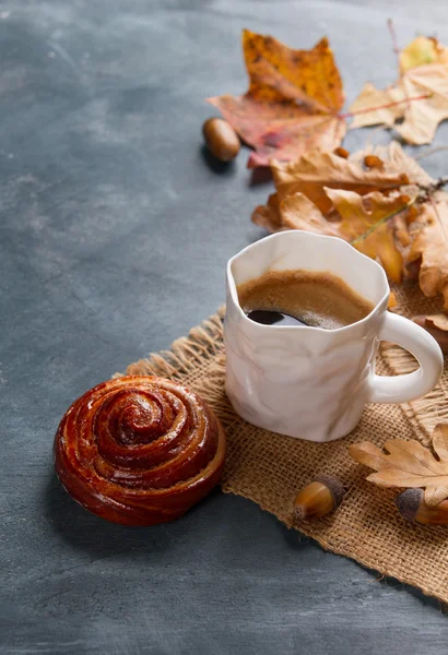 シナモン ロールとマグカップに熱いコーヒー — ストック写真