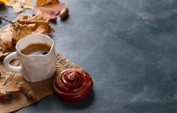 Café quente na caneca com pão de canela — Fotografia de Stock