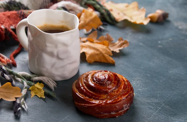 Café caliente en taza con cuadros — Foto de Stock