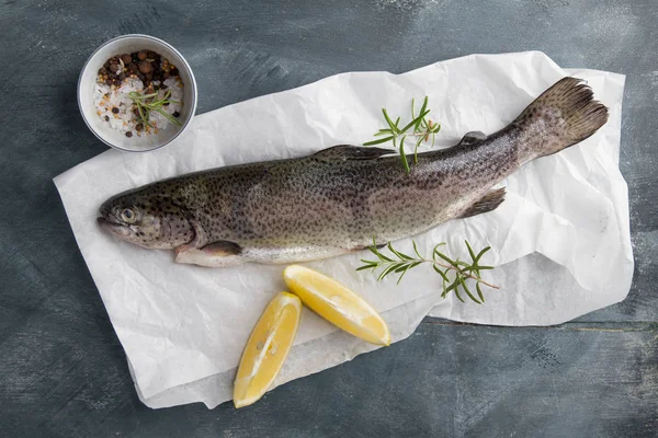 Peixe fresco delicioso (truta ) — Fotografia de Stock