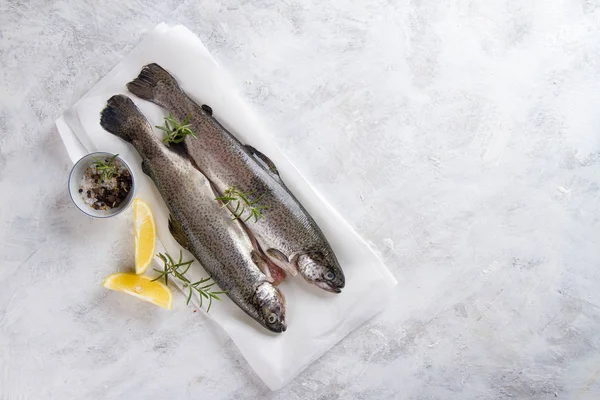 Köstlicher frischer Fisch (Forelle)) — Stockfoto