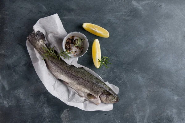 Köstlicher frischer Fisch (Forelle)) — Stockfoto