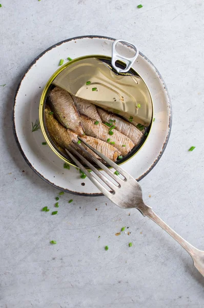 Sprats o sardine in lattina e panini — Foto Stock