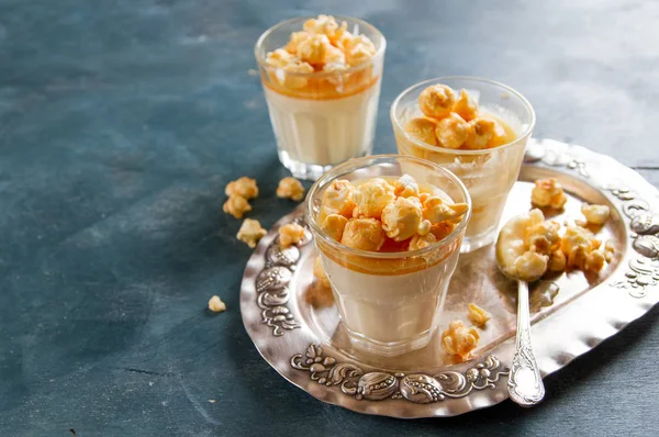 Leite panna cotta com caramelo salgado — Fotografia de Stock