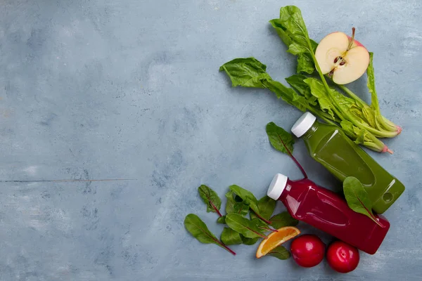 Frukt och grönsaker smoothie i flaska — Stockfoto