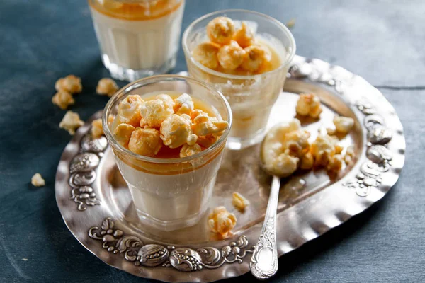 Leite panna cotta com caramelo salgado — Fotografia de Stock