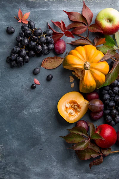 Podzimní ovoce a zelenina v dřevěné pozadí — Stock fotografie
