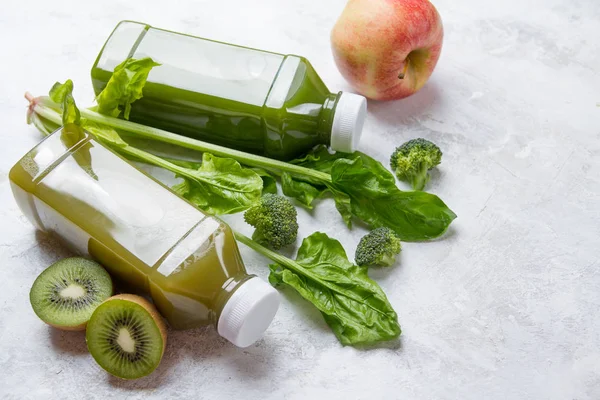 Jugo de frutas y verduras en botella —  Fotos de Stock