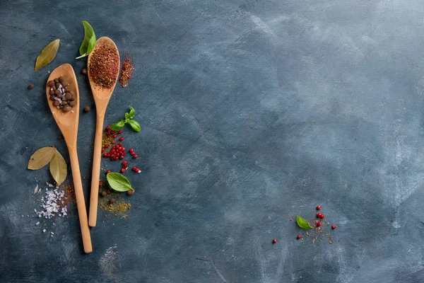 Cucharas de madera con especias —  Fotos de Stock