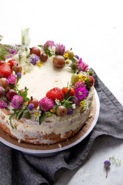Summer biscuit cake — Stock Photo, Image