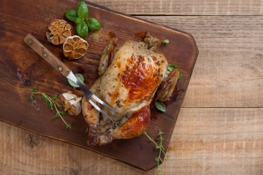 Baharatlı kızarmış tavuk. 