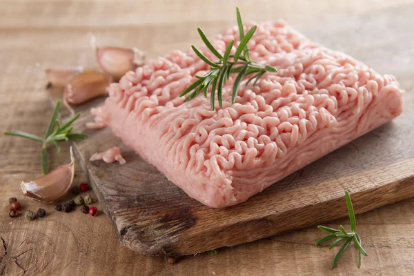 Carne macinata su tavola di legno — Foto Stock