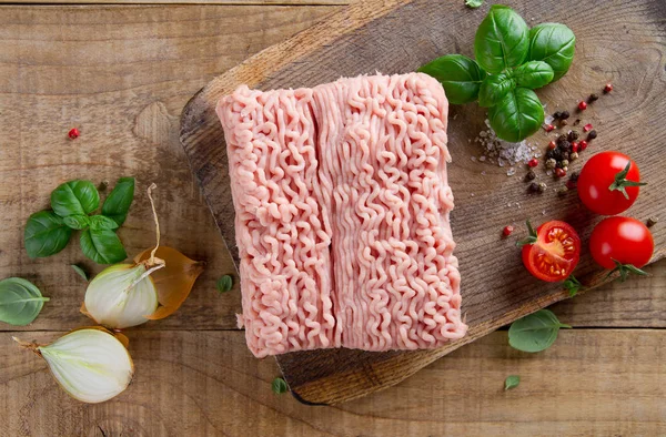 Carne macinata su tavola di legno — Foto Stock