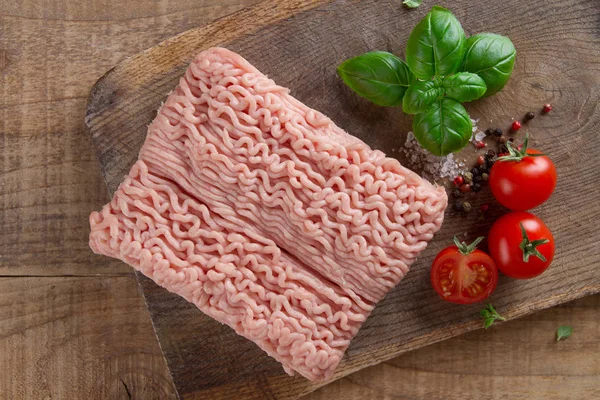 Carne macinata su tavola di legno — Foto Stock