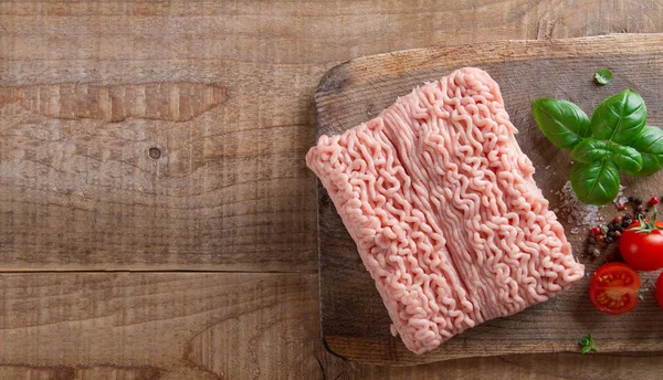 Carne picada em placa de madeira — Fotografia de Stock