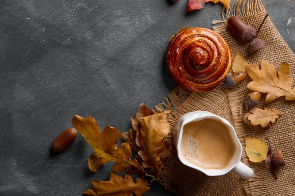 Café chaud en tasse avec pain — Photo