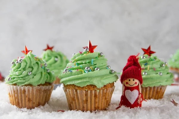 Cupcake di Natale con crema di burro verde Foto Stock Royalty Free