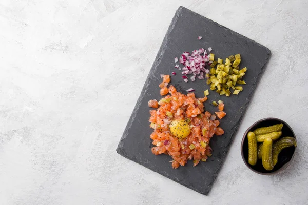 Tartare van zalm met kruiden — Stockfoto