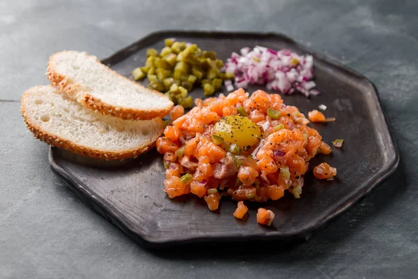 Tartare di salmone con spezie Foto Stock