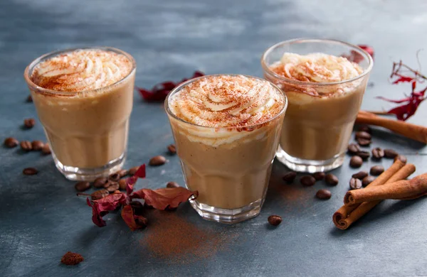 Calabaza con leche o café con especias —  Fotos de Stock