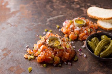 Yumurta sarısı, salatalık turşusu ve taze soğan ile Somon tartar