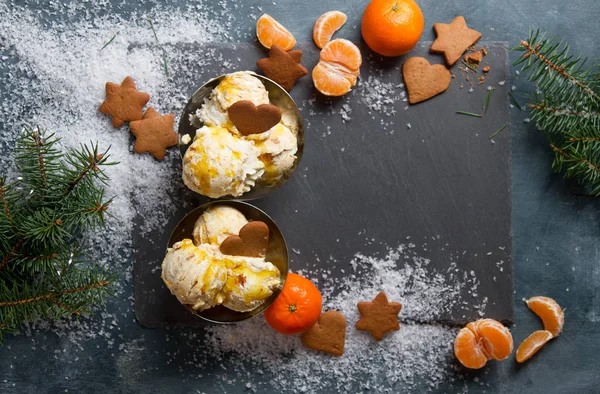 Zencefilli kurabiye ve mandalina ile dondurma — Stok fotoğraf