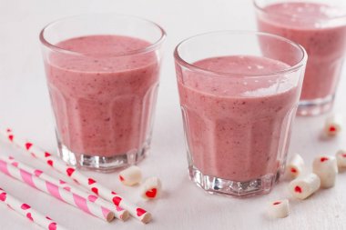 Çilek ve muz smoothie (muzlu süt) 